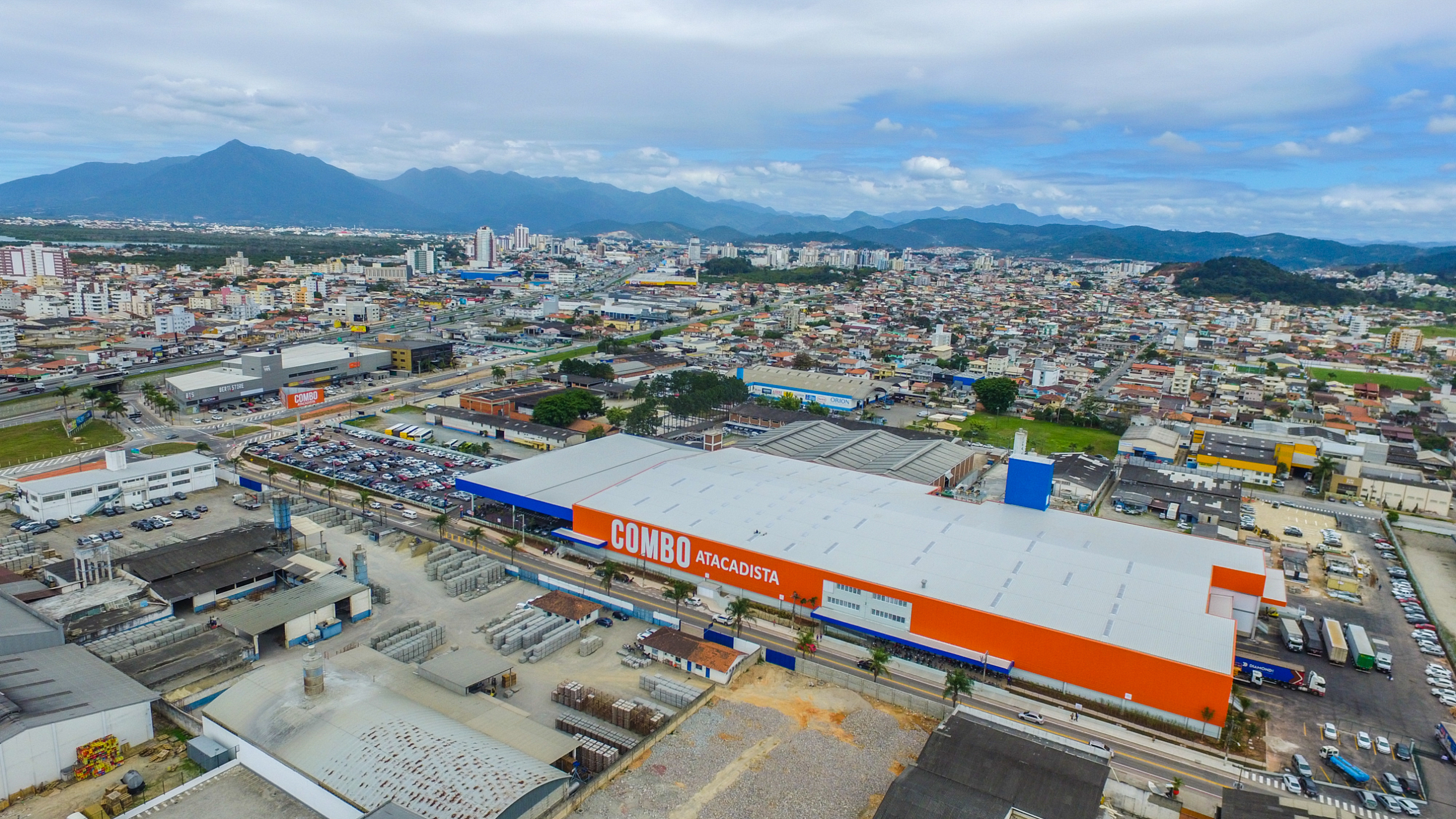 Combo Palhoça aberto no feriado de 24/04